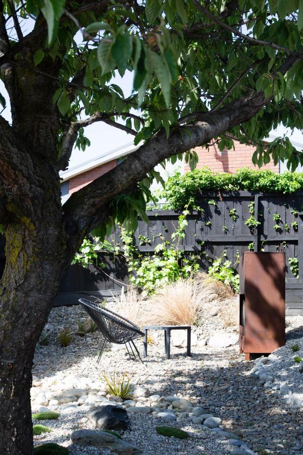 Апартаменты Tiny House With Mountain Views, Indoor And Outdoor Fire, Private Courtyard Garden Ванака Экстерьер фото