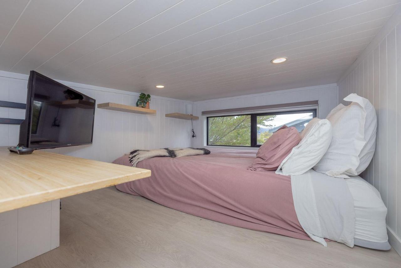 Апартаменты Tiny House With Mountain Views, Indoor And Outdoor Fire, Private Courtyard Garden Ванака Экстерьер фото
