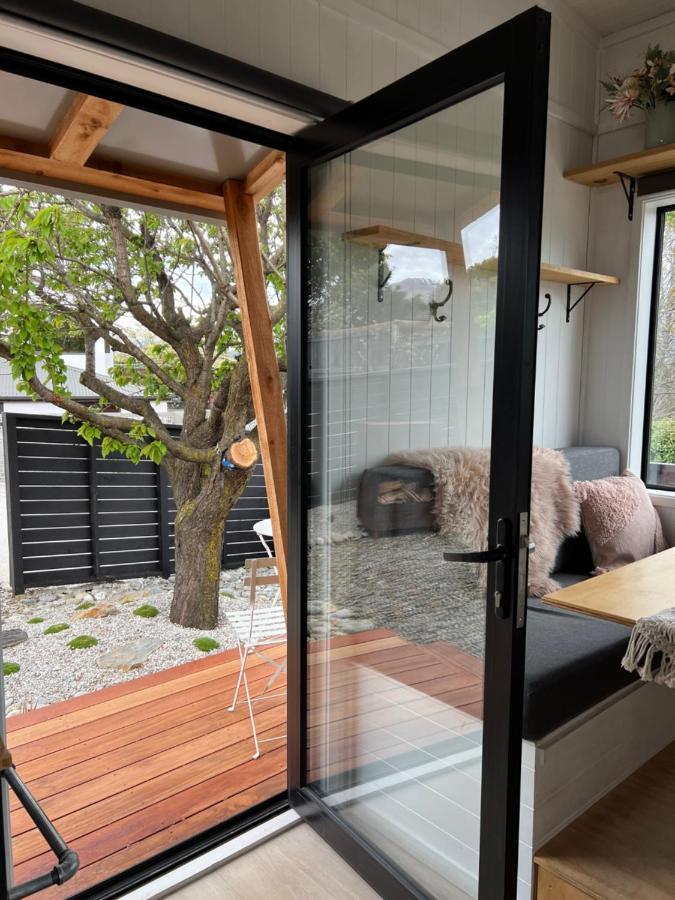 Апартаменты Tiny House With Mountain Views, Indoor And Outdoor Fire, Private Courtyard Garden Ванака Экстерьер фото